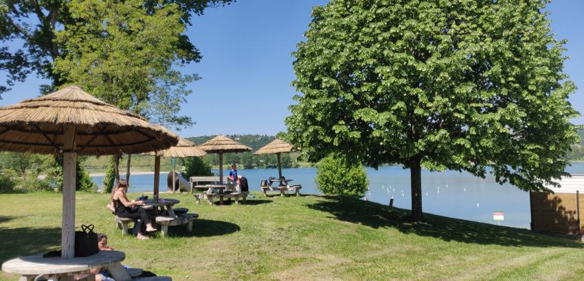 Le lac des Eaux Bleues est à la fois un espace de baignade et une réserve d’eau potable pour la métropole de Lyon. © LMB